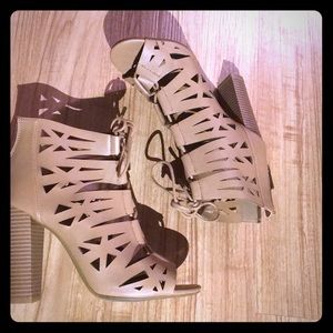 Great condition nude high heels